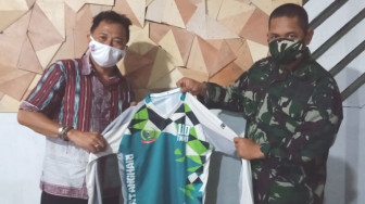 Wartawan Peliput TMMD 110 Kodim Batanghari Dapat Baju