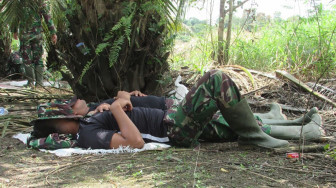 Lelah Bekerja, Satgas TMMD Tidur Beralas Karung Bekas