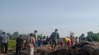 Warga dan TNI Gotong Royong Ratakan Jalan