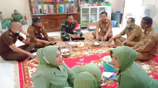 Dansatgas TMMD 110 Makan Rendang Bebek di Rumah Kades