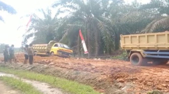 Terperosok di Jalan TMMD, Satgas Bantu Keluarkan Dumptruck