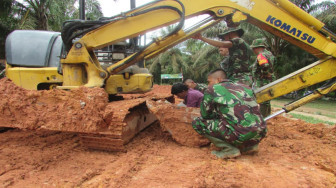 Satgas TMMD Bantu Pasang Rantai Roda Excavator