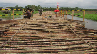 Jembatan 1 Desa Sungaiterap Mulai Dicat