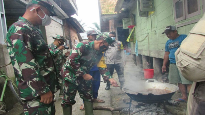 Brigjen Puji Cahyono Bantu Warga Masak Rendang