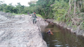 Bawa Kayu Jembatan Lewat Sungai