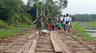 Warga Gotong Royong Lagi Pasang Papan Galar