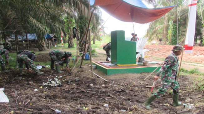 Warga Sungaiterap dan Satgas Gotong Royong Bersihkan Tugu TMMD