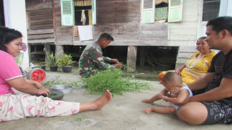 Satgas TMMD Kodim Batangahari Bantu Warga Buat Inai