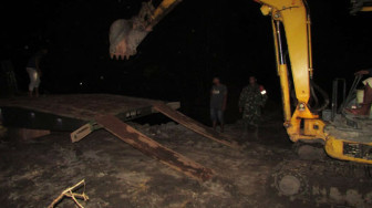 Keluarkan Alat Berat, Serda Sondriadi Rela Kerja Larut Malam