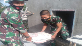 Warga dan Satgas TMMD Gotong Royong Angkut Semen