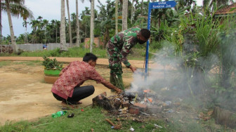 Satgas TMMD dan Orangtua Asuh Bakar Sampah