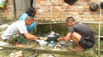 Tinggal di Rumah Orangtua Asuh, Satgas TMMD Bantu Cuci Piring