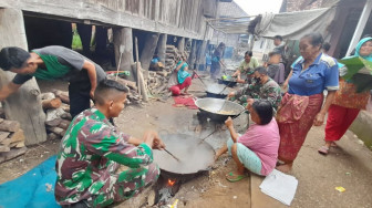 Tentara dan Emak-Emak Bikin Kue, Rameee Gaesss….