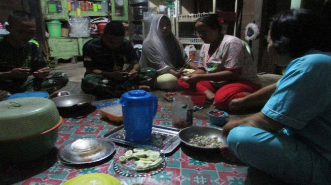 Satgas TMMD 110 Kodim Batanghari Ikut Bantu Memasak Makanan Malam