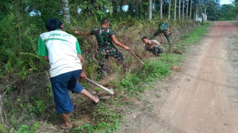 Isi Waktu Senggang, Satgas TMMD Bersihkan Parit di Desa Mekarjaya