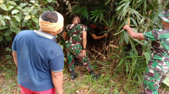 Satgas TMMD Cari Bambu untuk Buat Jemuran