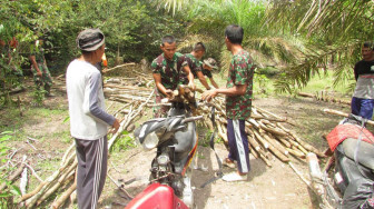 Satgas TMMD dan Warga Gotong Royong Lagi Cari Tambahan Kayu Galar