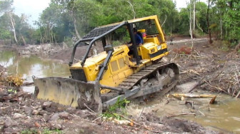 Bulldozer TMMD 110 Batanghari Akhirnya Bisa Seberangi Sungai