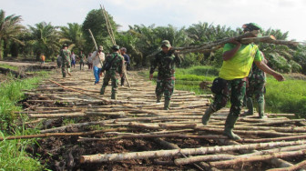 Warga dan Satgas TMMD Gotong Royong Lagi Bangun Galar Jembatan