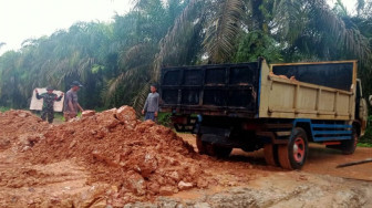 Hujan-Hujanan Satgas TMMD dan Warga Tetap Kerja