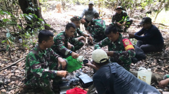 Istirahat di Tengah Hutan, Makan Ransum Bekal TNI Sambil Berbagi Pengalaman