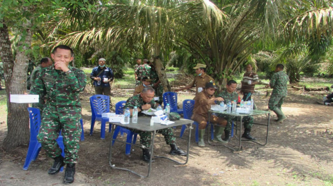 Istirahat Tinjau Lokasi TMMD, Brigjen Zulkifli Makan Nasi Kotak di Bawah Pohon Sawit