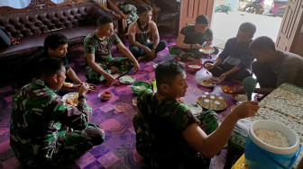 Satgas TMMD 110 Kodim Batanghari Makan Siang Bersama Warga