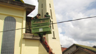 Pengecatan Menara Masjid Baitul Muttaqin Dilanjutkan