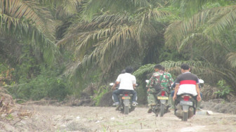 Naik Motor Tinjau Lokasi Jalan TMMD