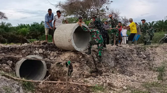 Warga dan Satgas TMMD Gotong Royong Pasang Gorong-Gorong