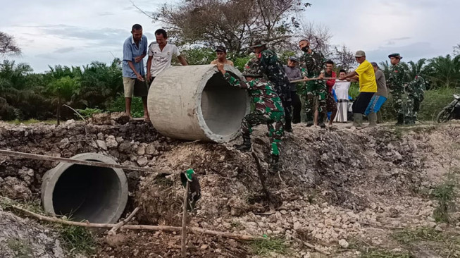 Warga dan Satgas TMMD Gotong Royong Pasang Gorong-Gorong