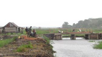 Kejar Target TMMD, Satgas dan Warga Kerja di Cuaca Hujan dan Panas