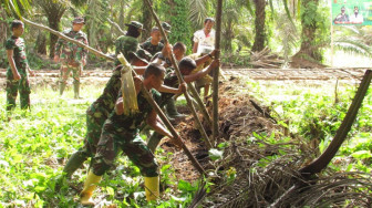 Pohon Tumbang di Lokasi Pembangunan Tugu TMMD Dibersihkan