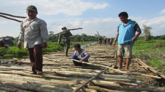 Warga Gotong Royong Bantu Satgas TMMD Membuat Galar