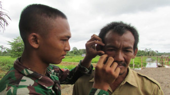 Satgas TMMD Periksa Mata Warga Disengat Tawon