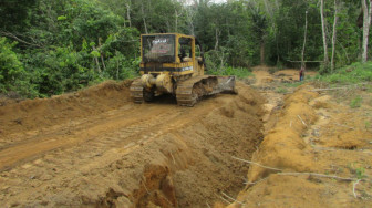 Bulldozer Mulai Ratakan Jalan Desa Mekarjaya - Talangbelido