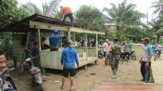 Warga Sungaiterap dan Satgas TMMD Perbaiki Dua Pos kamling