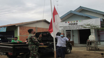 Satgas TMMD Bantu Turunkan Bendera Merah Putih