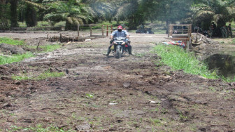 Uji Coba Jalan Baru Penghubung Dua Desa