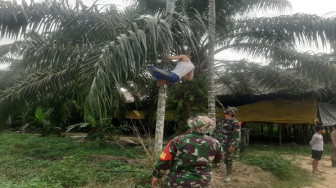 Satgas TMMD Bersama Warga Pindahkan Kabel Listrik