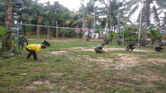 Satgas TMMD dan Warga Bersihkan Lapangan Volly