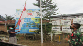 Pratu Angga Singgah di Kantor Desa Naikkan Bendera Merah Putih