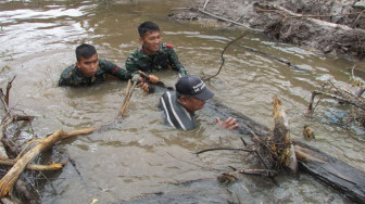 Bulldozer Terjebak, Satgas TMMD Terjun ke Kanal