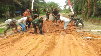 Warga Desa Sungaiterap Gotong Royong Menimbun Galar