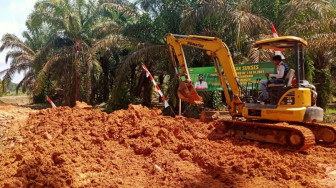 Penimbunan Galar di Lokasi TMMD Gunakan Alat Berat