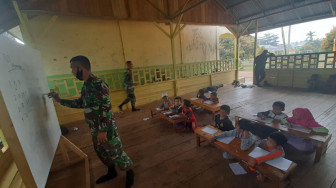 Letda Heri Ajarkan Anak-Anak Desa Sungaiterap Wawasan Kebangsaan