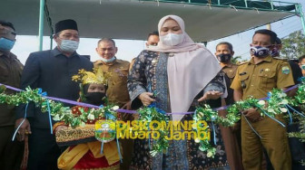 Masnah Resmikan Pameran Bonsai Lokal Desa Lopak Alai