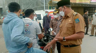 Peduli Kesehatan Masyarakat Hairan Bagikan Masker Gratis