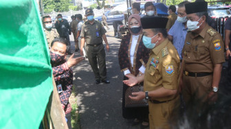 Gubernur Salurkan Paket Bantuan Sembako ke Pelaku Ekonomi