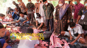 Bupati Masnah Dampingi Wagub Menyaksikan Penyembelihan Hewan Kurban